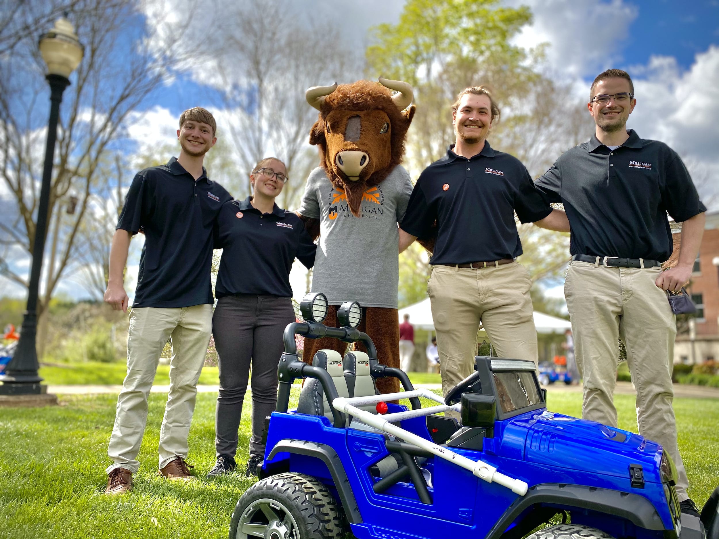 4 engineering students pose with Brutus the Buffalo